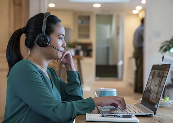 HP 9T9J5AA - Poly Voyager Focus 2 USB-C-C Headset +USB-C/A Adapter +Charging Stand