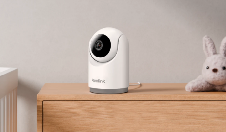 E321 - Reolink 2K Pan-Tilt Indoor Camera