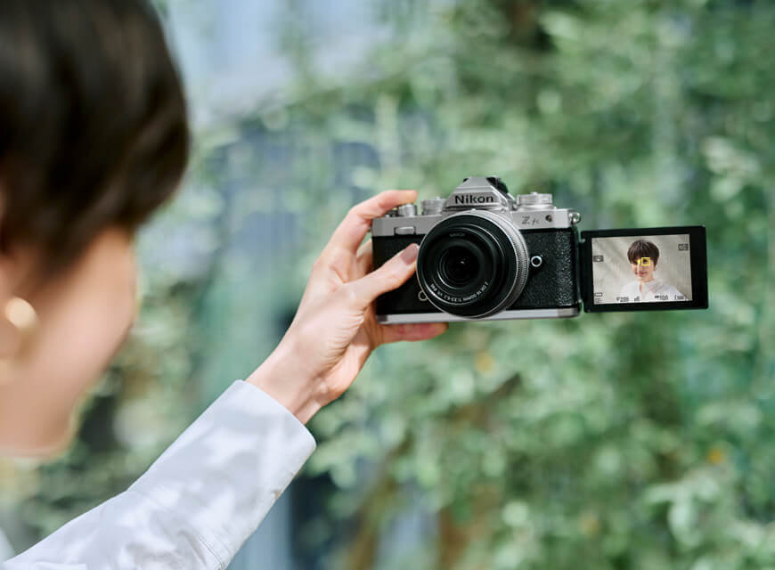 ZFC093YA - NIKON Z FC NATURAL GREY WITH NIKKOR Z 28MM F2.8 SE