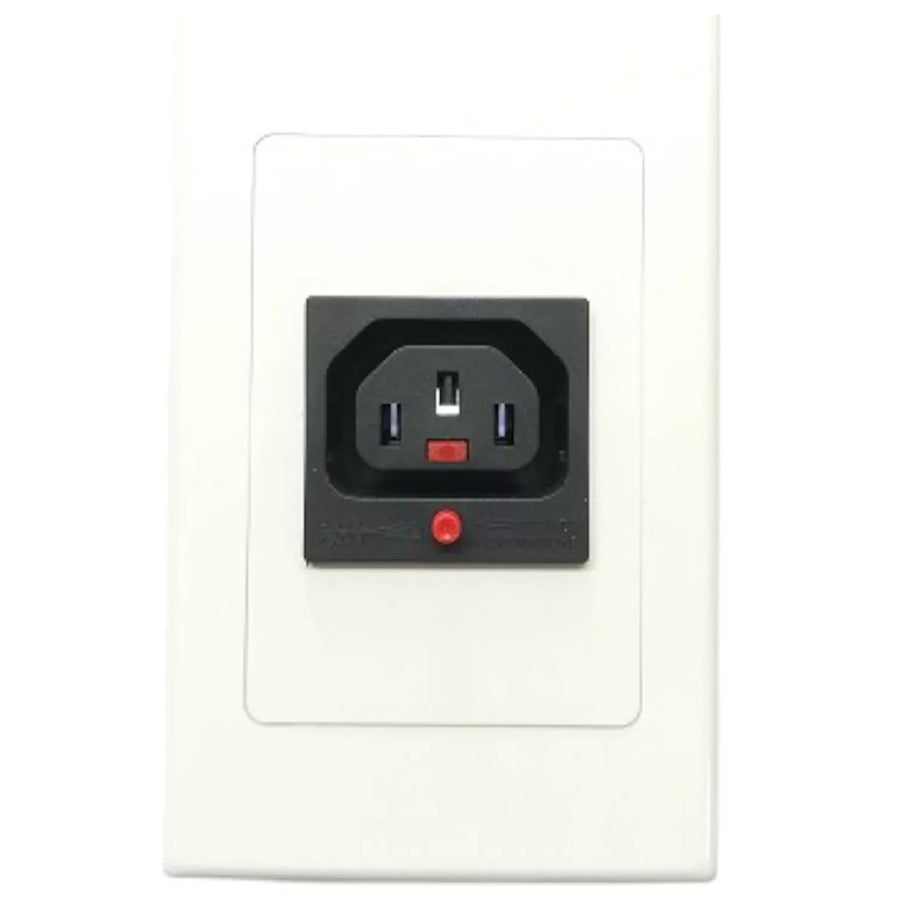 RackPower PK011-WP – 10A C13 IEC Lock-Steckdose auf weißer Unterputz-/Wandplatte