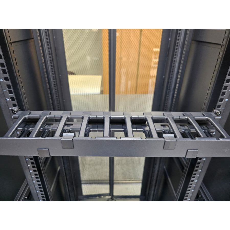 RackPower CM029 - 1HE perforierte Kabelführung mit Fingern