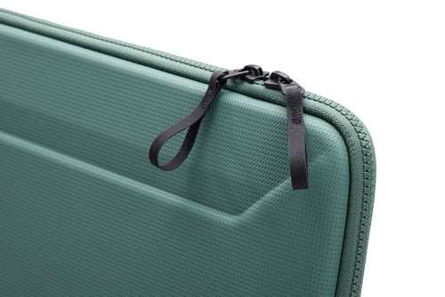 Thule Gauntlet Sleeve 5.0 for MacBook Pro 13"-14" & MacBook Air – Hazy Green